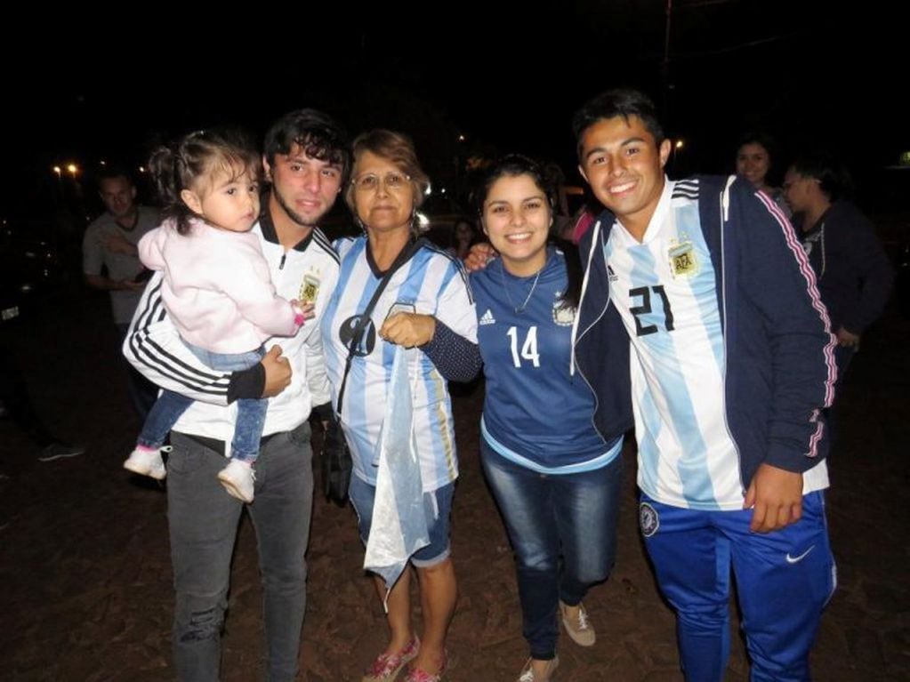 Luciano Vera junto a su sobrina, su abuela, su hermana Carolina y Lucas, su hermano mellizo, lateral derecho de Chacarita. (Foto: Miguel Angel Garcete)