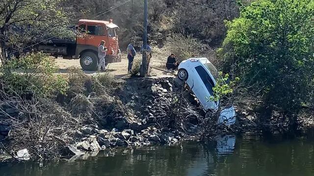 El auto, a centímetros del río (Gentileza).