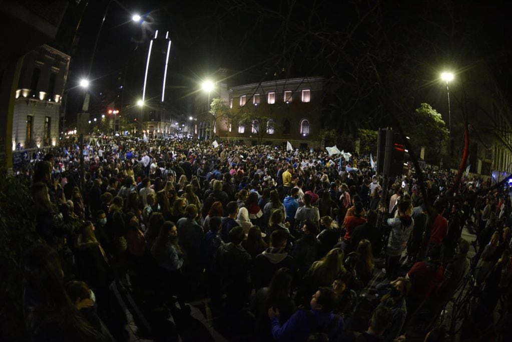 Festejos en el Patio Olmos por el triunfo de Argentina en la Copa América.
 (Facundo Luque)