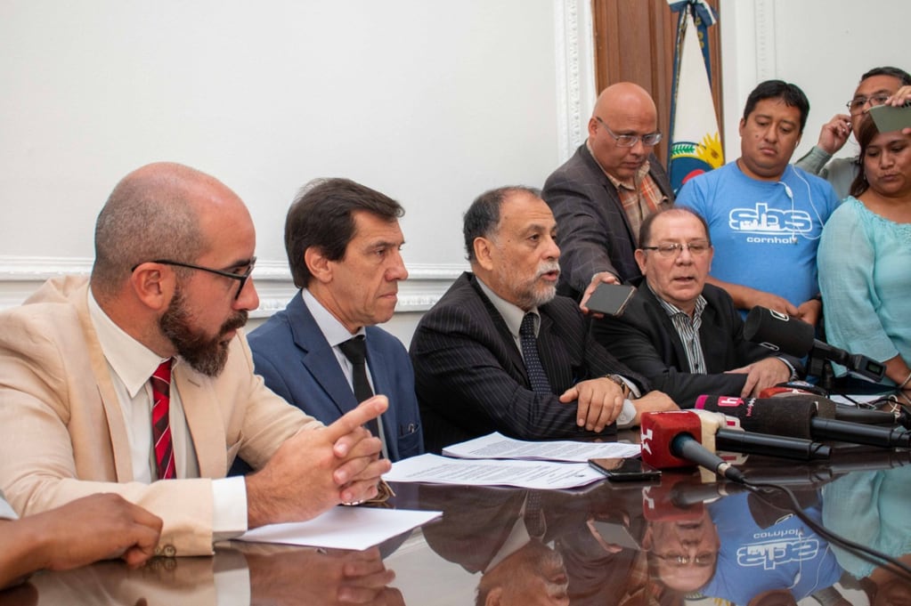 En conferencia de prensa los ministros Sadir y Álvarez García anunciaron a los medios que el 7 de mayo del próximo año se elegirá en Jujuy autoridades provinciales y municipales, legisladores y convencionales constituyentes.