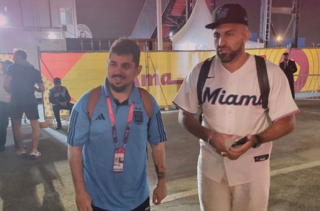 Ramón Ábila en Qatar, viendo el Mundial y a la selección. (Gentileza Olé).