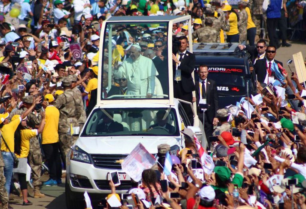 TRU18. TRUJILLO (PERÚ), 20/01/2018.- El papa Francisco saluda a los feligreses a su llegada a la playa de Huanchaco, en las afueras de la ciudad de Trujillo (Perú) hoy, sábado 20 de enero de 2018, para oficiar una misa multitudinaria ante miles de personas que se congregaron a orillas del océano Pacífico. El pontífice está en Perú para una visita oficial y apostólica de tres días. EFE/Hans Lazaro