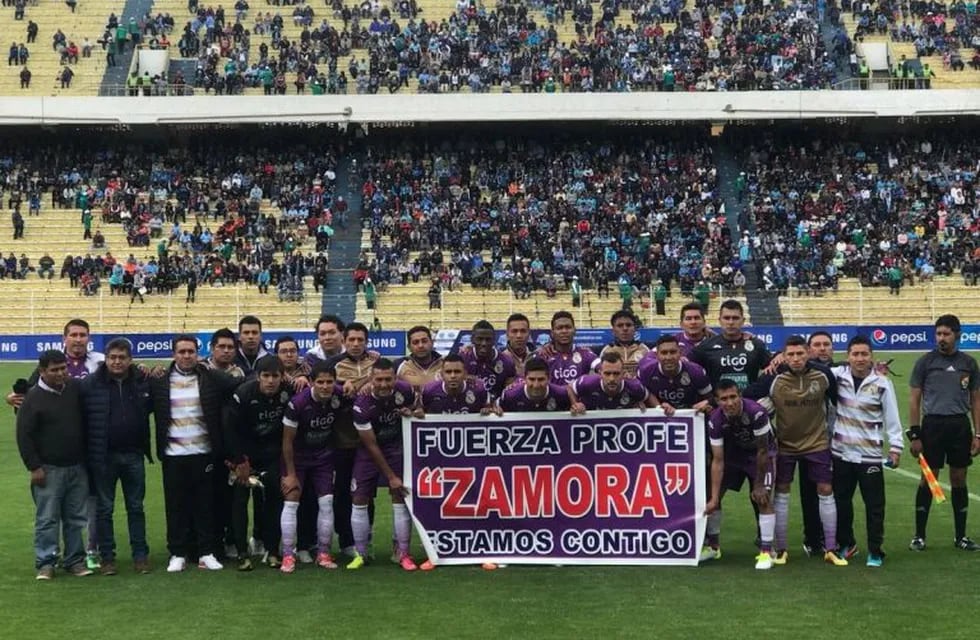 El plantel de Real Potosí se solidarizó con el entrenador ante sus problemas de salud. (@EDUX77)