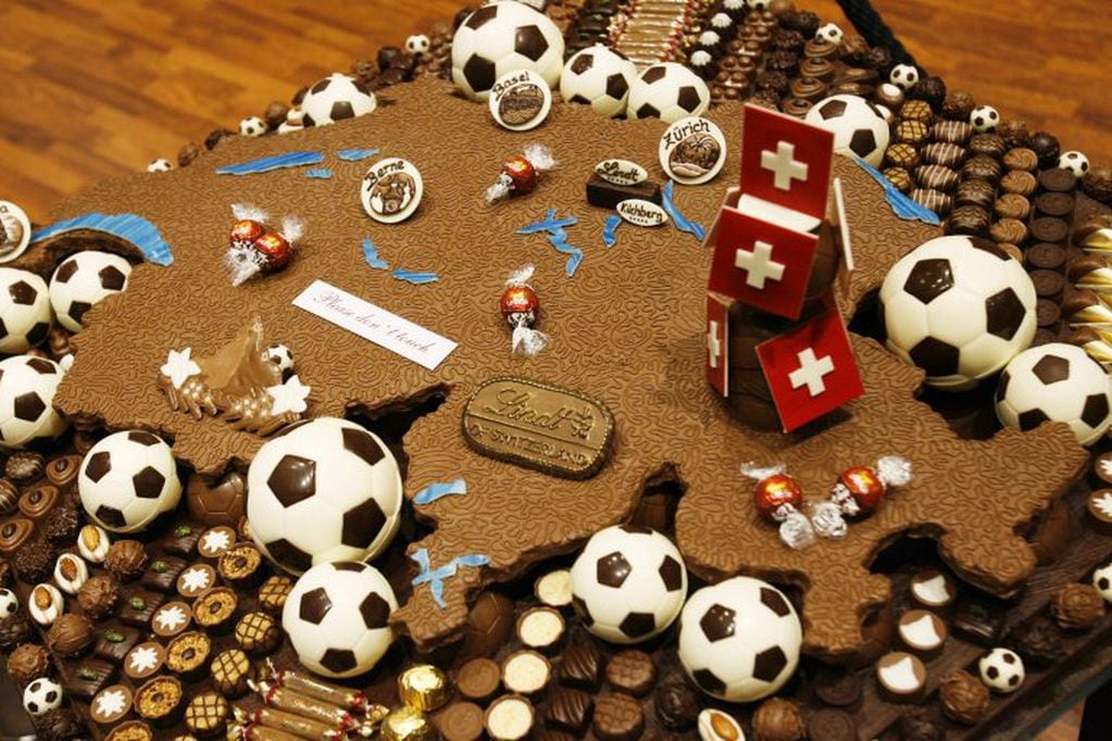 SWITZERLAND SOCCER EURO 2008 - The Swiss chocolate manufacturer Lindt presents a huge creation of chocolate and pralines in the silhouette of Switzerland, decorated with subjects from the oncoming "EURO 08", on Wednesday, 21 May 2008 at the Zurich Kloten airport. (AP Photo/KEYSTONE / Steffen Schmidt) suiza  suiza chocolates Lindt promocion copa Euro 08