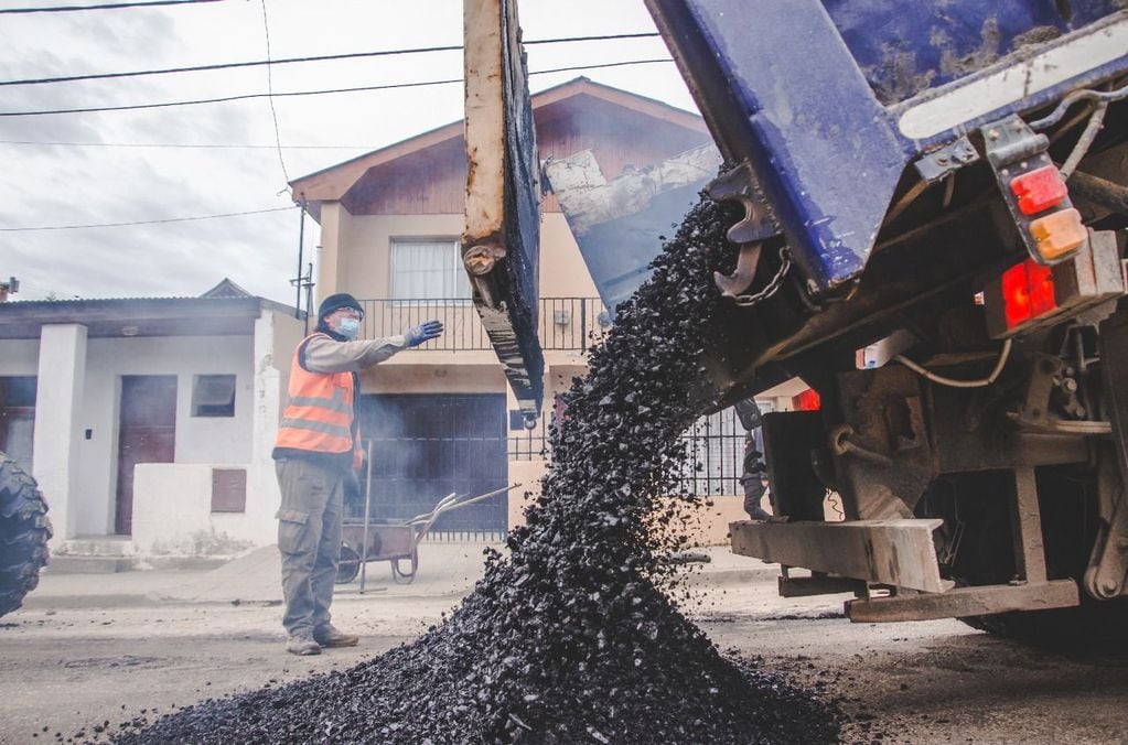 La Municipalidad de Ushuaia a través de la Secretaría de Planificación e Inversión Pública avanzó con las tareas de reparación de las calles.