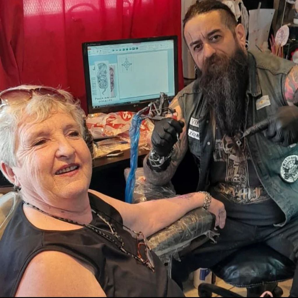 El Vikingo trabajando en su local de tatuajes.