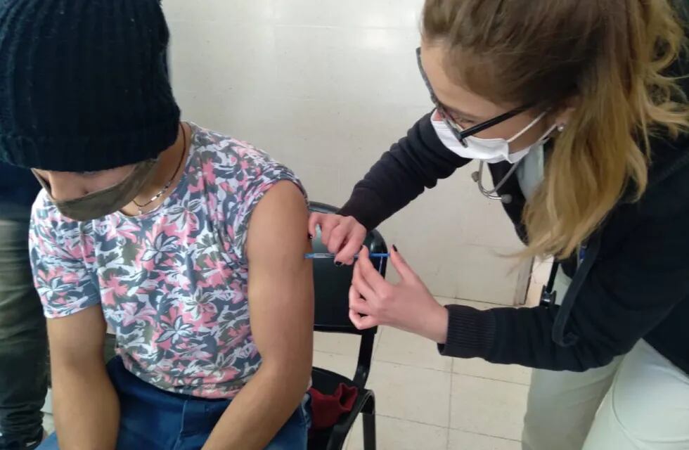 El Ministerio de Salud informó que 21.355 personas menores de 18 años ya recibieron la primera vacuna contra el COVID-19.