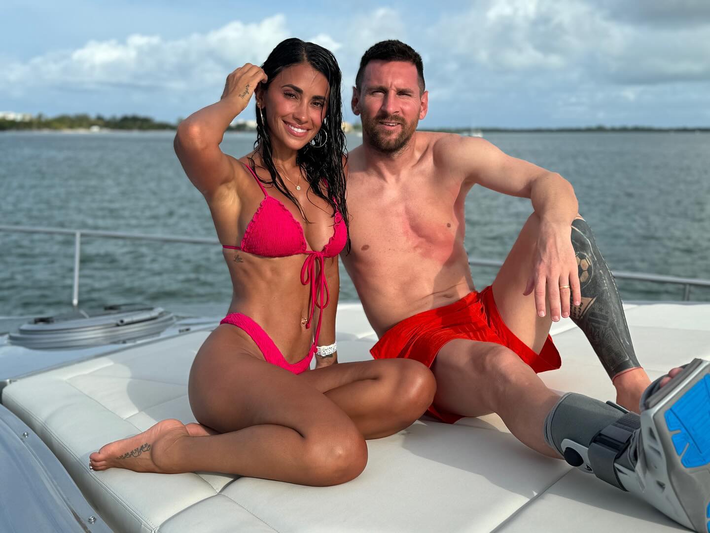 La pareja se tiró al agua frente a Miami y tomó sol.