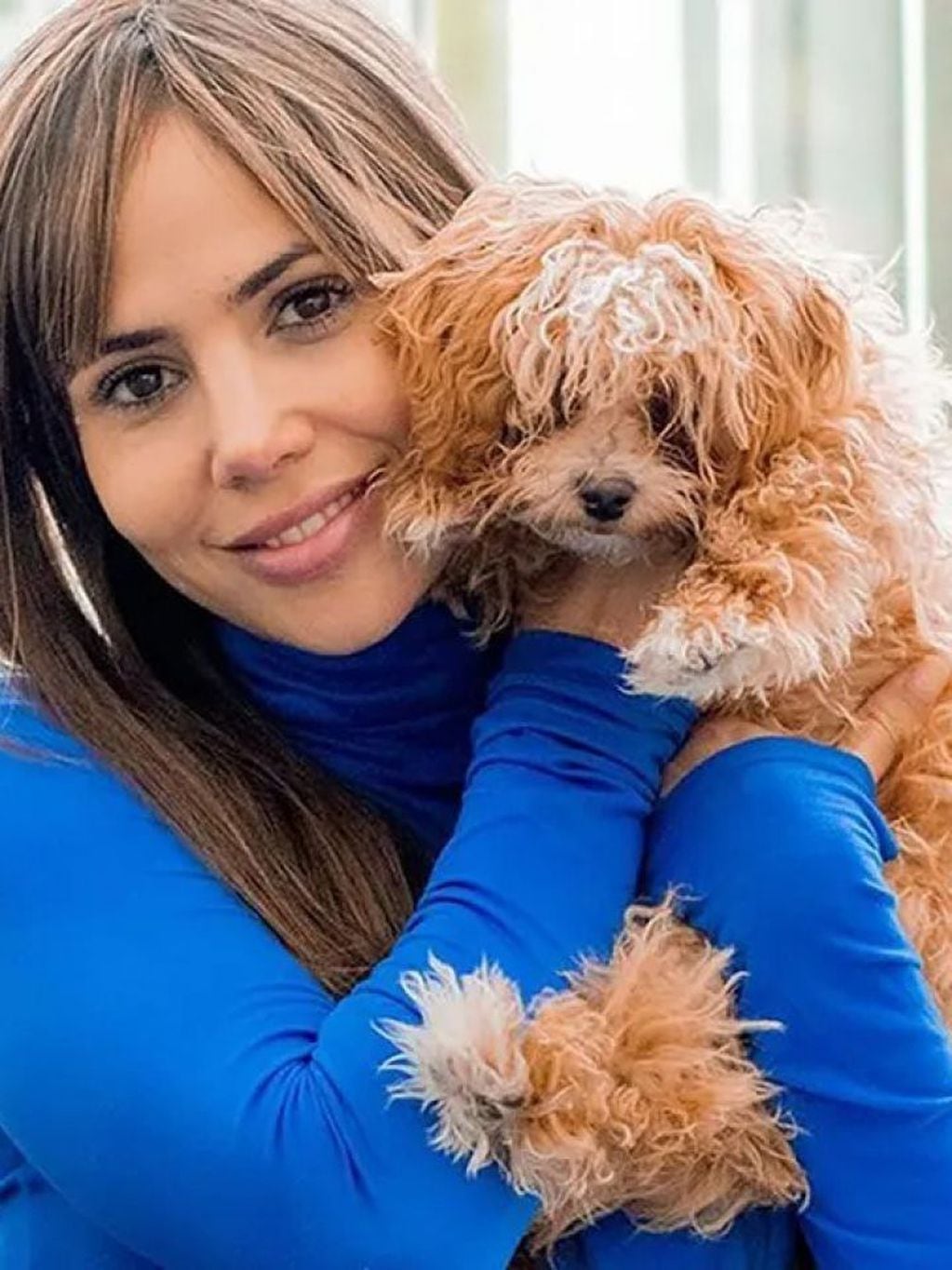 Romina junto a Caramelo, el perrito que adoptó en su edición de Gran Hermano.
