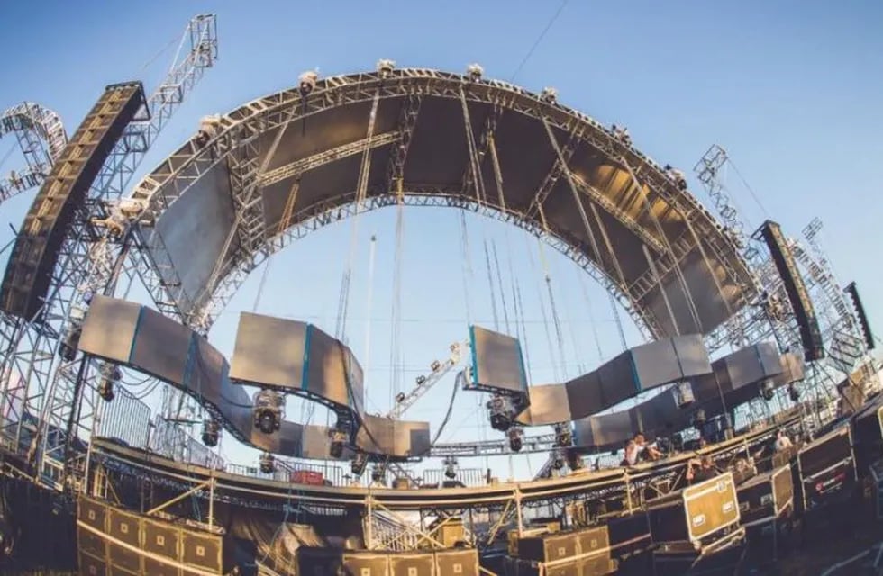 Se derrumbó el escenario del festival Atmosphere en Brasil y murió un DJ.