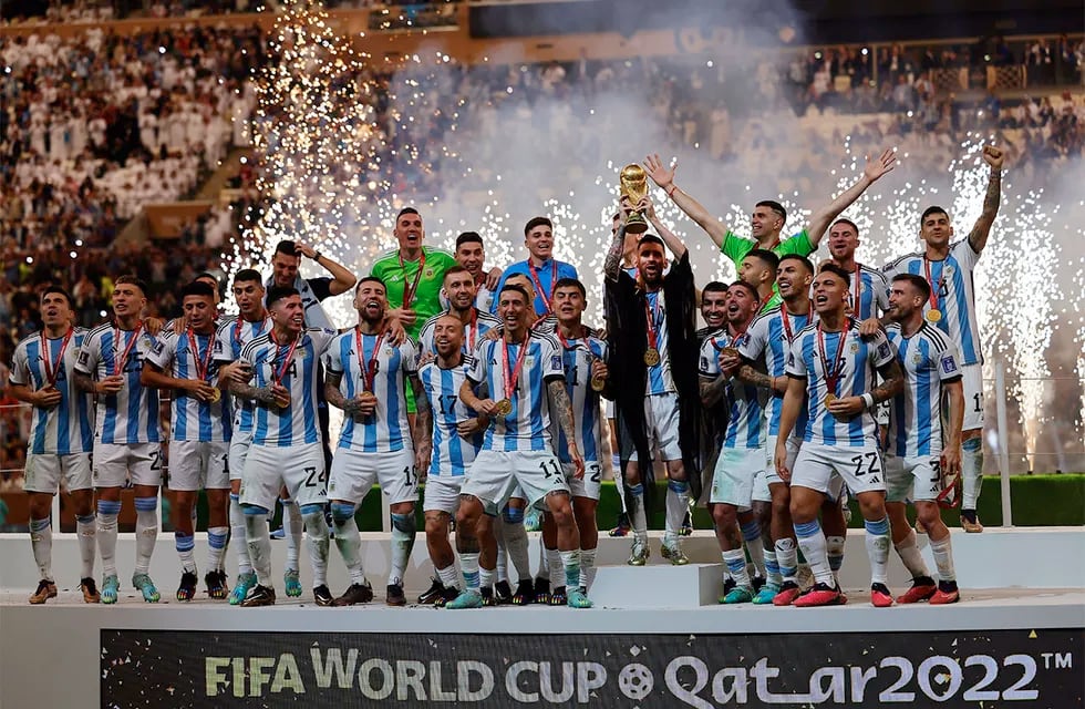 Lusail (Qatar), 18/12/2022.- Lionel Messi (C-R) of Argentina lifts the trophy as his teammates celebrate after winning the FIFA World Cup 2022 Final between Argentina and France at Lusail stadium, Lusail, Qatar, 18 December 2022. Argentina won 4-2 on penalties. (Mundial de Fútbol, Francia, Estados Unidos, Catar) EFE/EPA/Ronald Wittek
