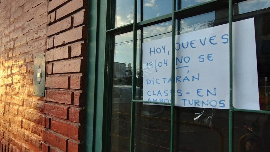 La Escuela San Luis Gonzaga suspendió las clases en Rosario luego de la denuncia de disparos al aire frente a la Comisaría 20°, ubicada al lado del establecimiento.