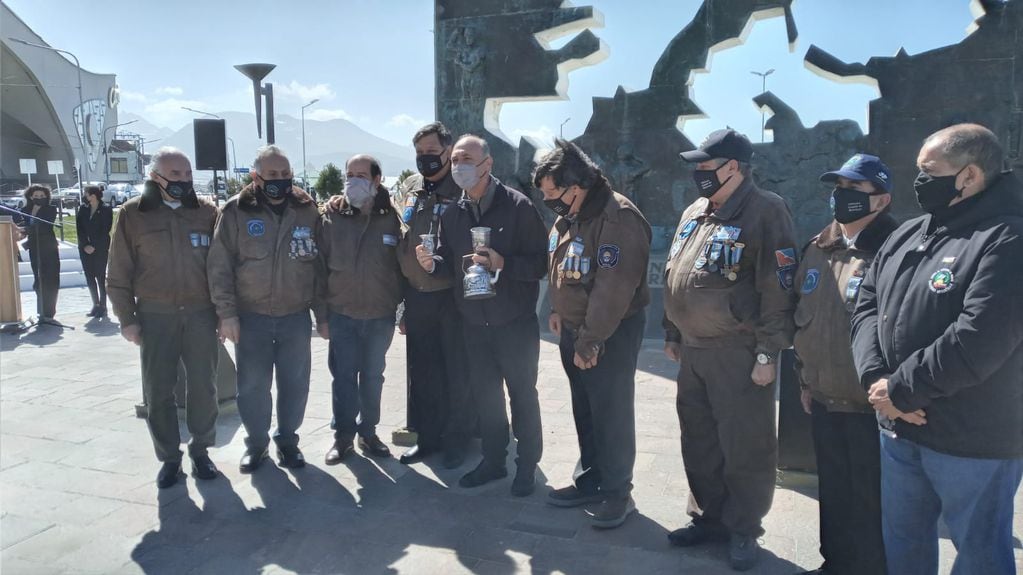 Carmona quiso tomarse una foto con los Veteranos de Guerra.