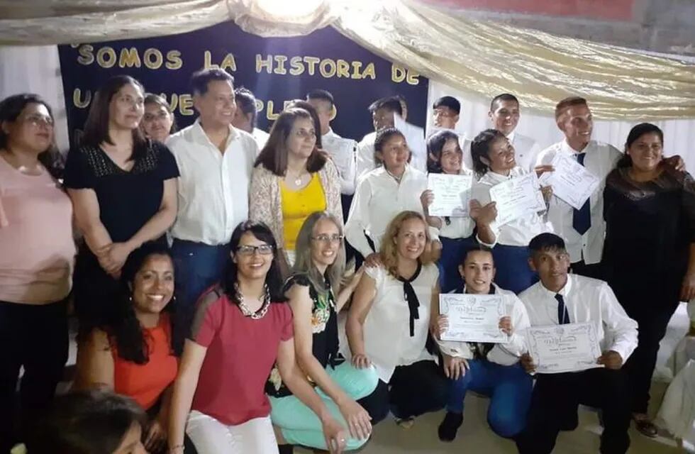 Los alumnos y profesores de la institución celebraron el egreso. (Prensa Gobierno del Chaco)