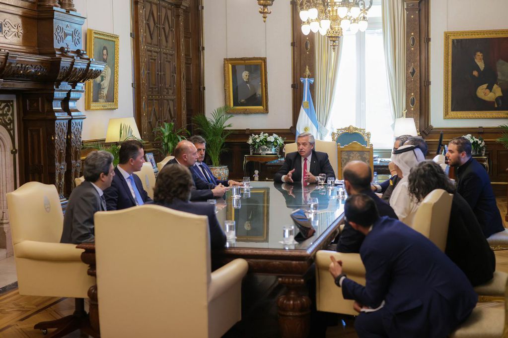El Presidente reunido junto con los embajadores árabes.
