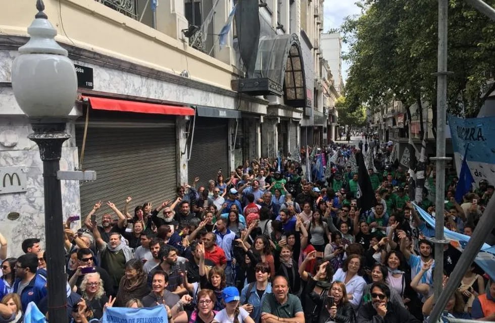 Contundente paro general en Rosario con 20 mil personas en el acto central de San Martín y Córdoba.