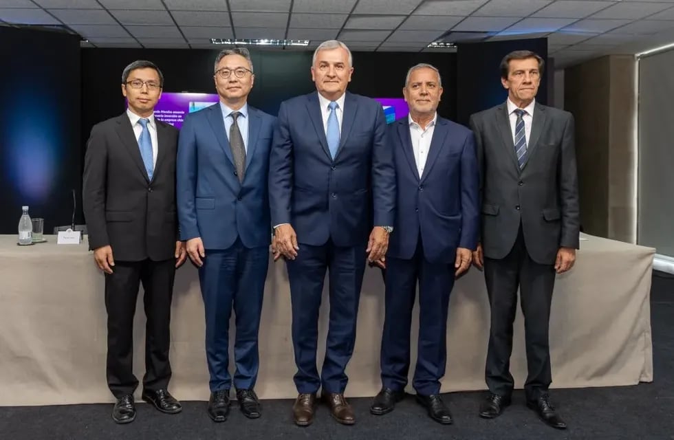 De izquierda a derecha, David Chen, John Li, Gerardo Morales, Juan Carlos Abud Robles y Carlos Sadir.