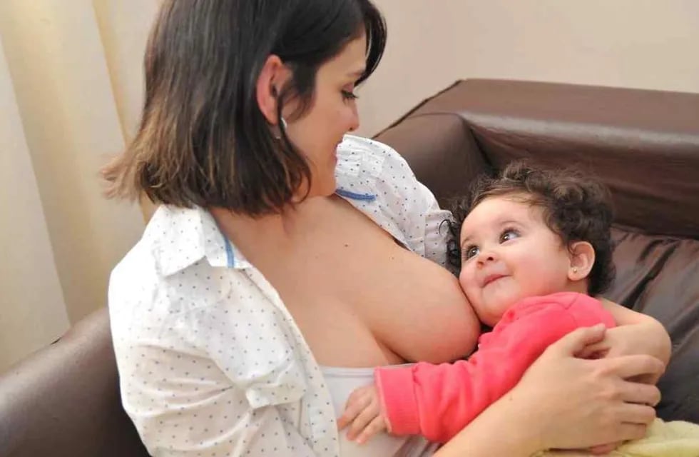 Un gran momento. La lactancia genera un momento de intimidad único entre mamá y bebé. (Sergio Cejas)