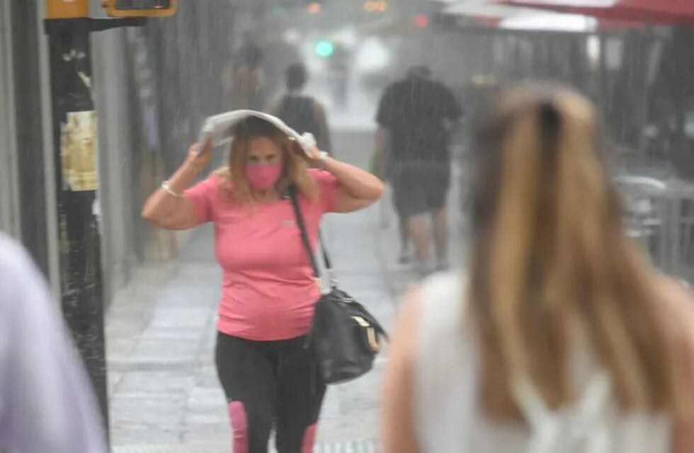 El pronóstico de la Dirección de Contingencias Climática anticipa que para este jueves habrá descenso de temperatura y continuarán las lluvias aisladas. José Gutiérrez/Los Andes
