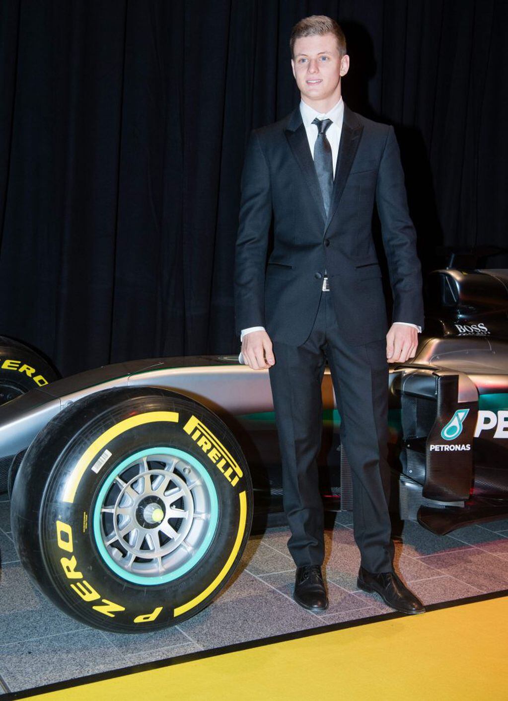 Mick Schumacher posando al lado de un auto F1 (AFP)
