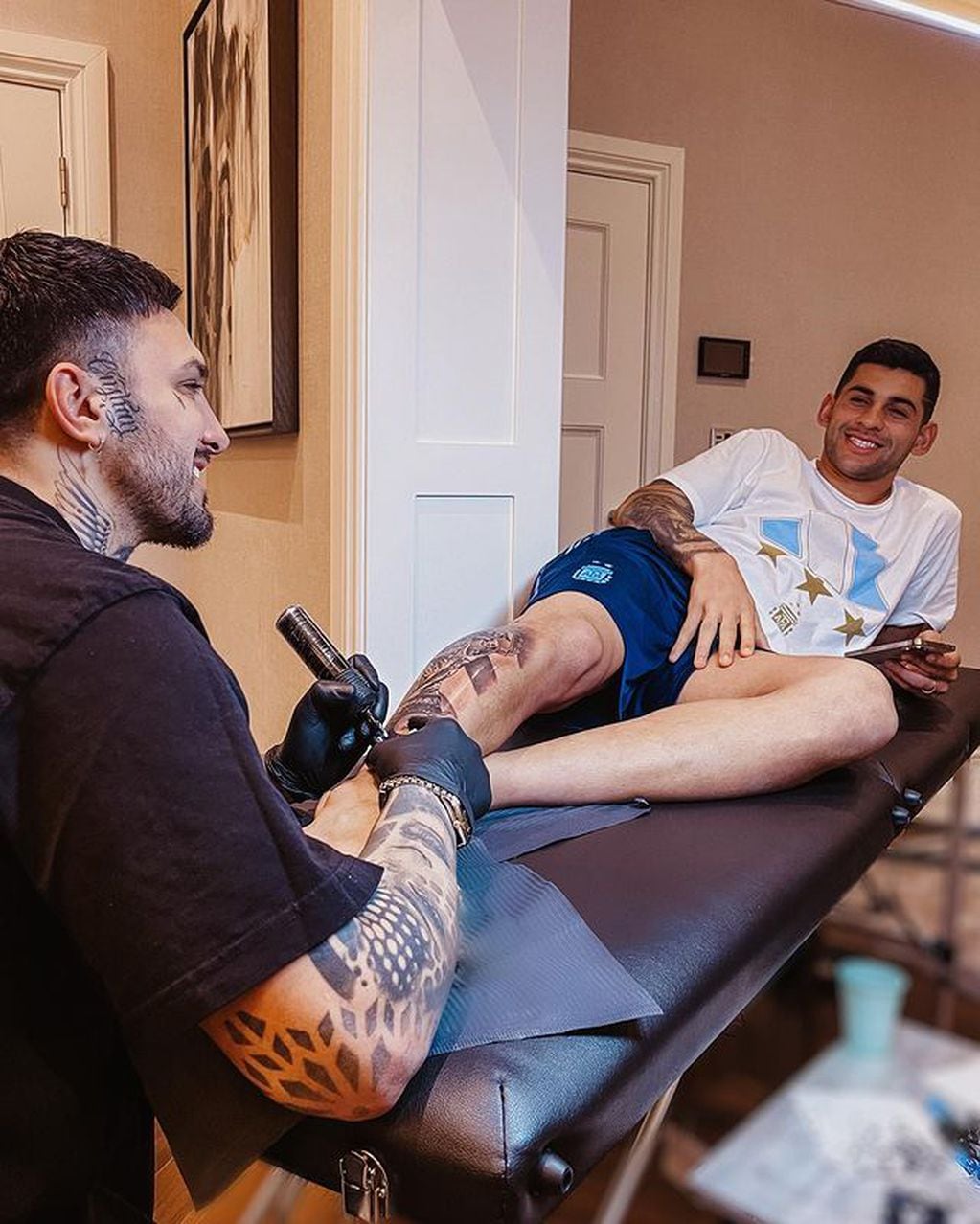 Romero se tatuó en honor al Mundial de Qatar 2022.