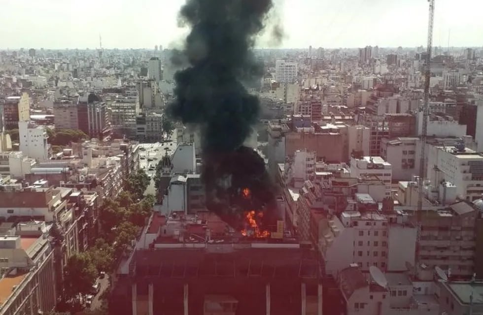 Incendio en Avenida Rivadavia y Piedras. (Twitter)