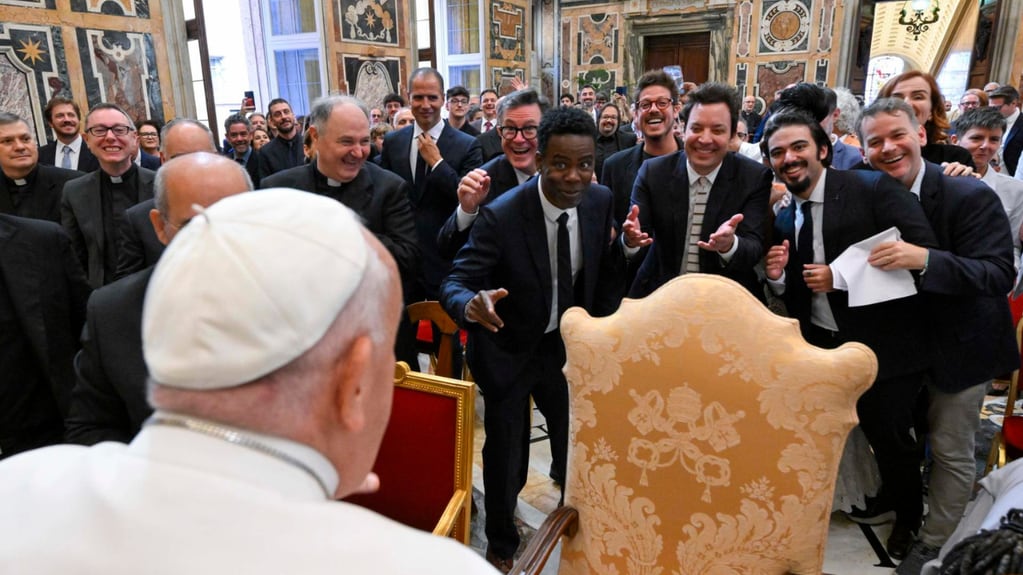 Vatican City (Vatican City State (holy See)), 14/06/2024.- A handout photo made available by Vatican Media shows Pope Francis (front) attending a meeting with over 100 comedians from around the world, in the Sala Clementina in Vatican City, in Vatican City, 14 June 2024, before the pontiff's departure for the G7 Summit in southern Italy. (Papa, Italia) EFE/EPA/VATICAN MEDIA HANDOUT HANDOUT EDITORIAL USE ONLY/NO SALES HANDOUT EDITORIAL USE ONLY/NO SALES