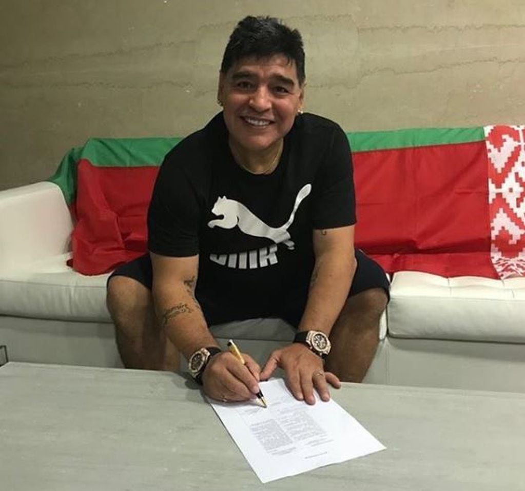 Maradona firmando