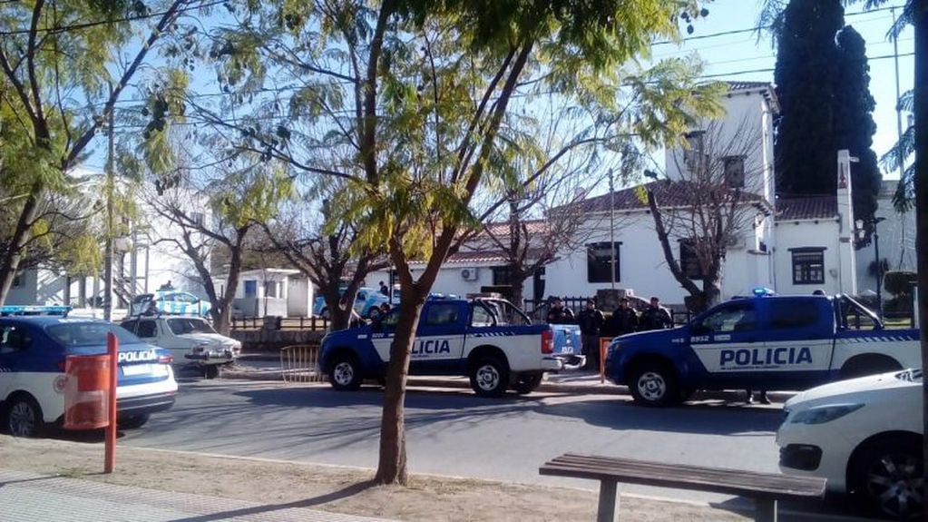 Operativo policial frente a la municipalidad de La Calera