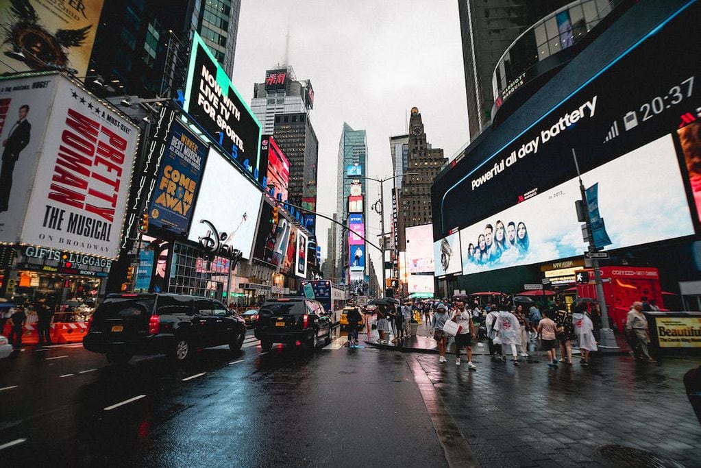 Times Square es la plaza más icónica del estado neoyorquino. Símbolo inequívoco de la Gran Manzana, reúne a millones de turistas por año que ansían conocer las famosas calles iluminadas por publicidades y carteles. Foto: Pexels