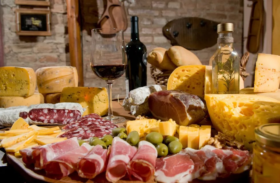 Salames, fiambres, quesos y vinos en un evento cerca de la ciudad de Córdoba.