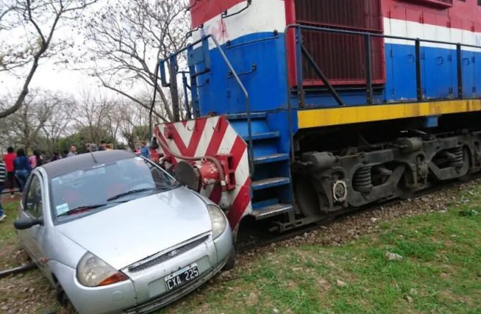 Tren atropella a un Ford Ka