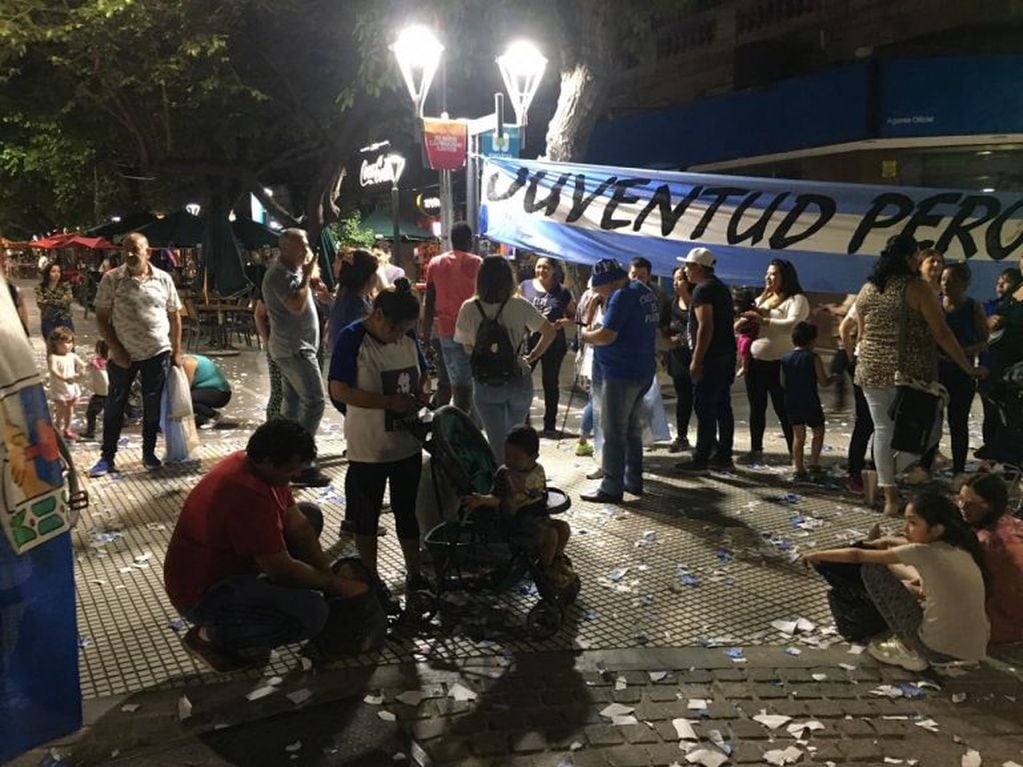 Kirchneristas celebraron en la Peatonal el triunfo de la fórmula Fernández - Fernández.