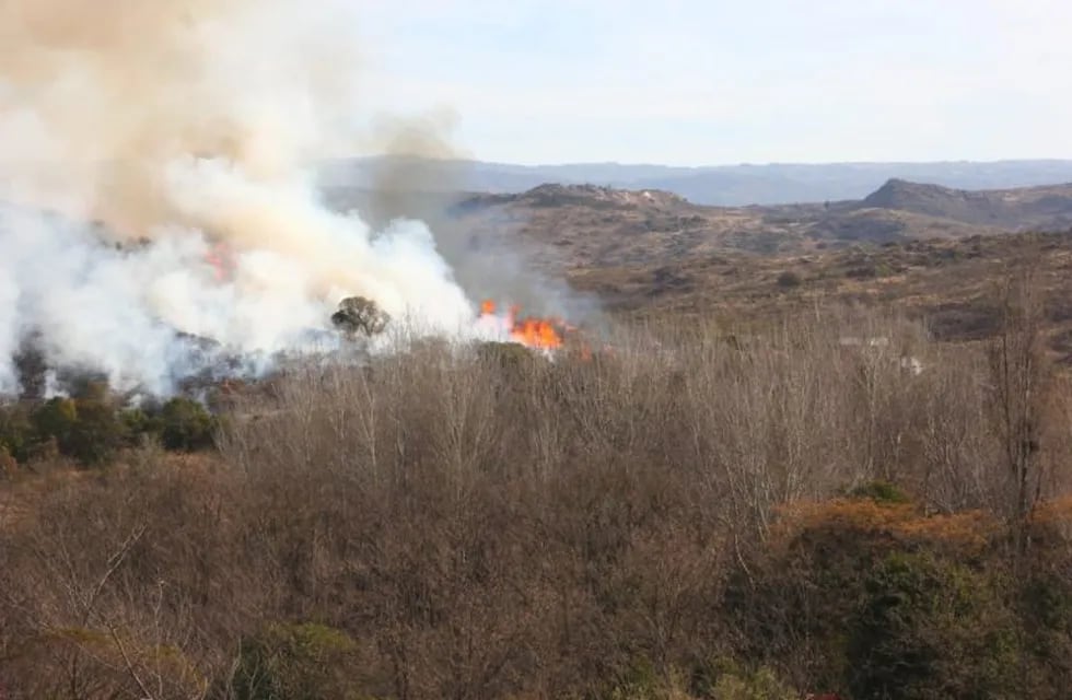 El incendio se desarrolla entre las localides de Icho Cruz y Cuesta Blanca. (Bomberos Voluntarios)