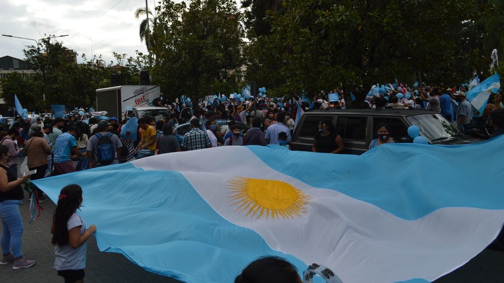 Una enorme bandera argentina fue desplegada en la plaza Belgrano, frente a la casa de Gobierno, en la marcha por el #28N en Jujuy.