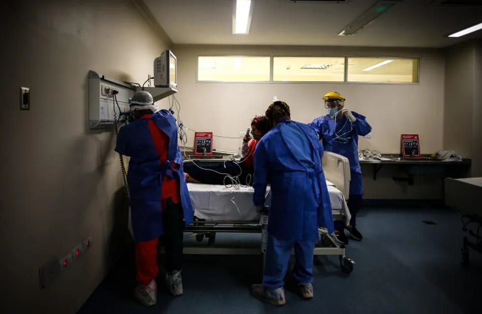 Enfermeros suministran oxigeno a una paciente COVID-19 en el Hospital del Bicentenario de Esteban Echeverria. (Foto: EFE/ Juan Ignacio Roncoroni)
