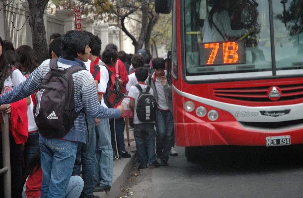 Alumnos de los niveles medio, terciario y universitario pueden acceder al boleto estudiantil gratuito en Jujuy.