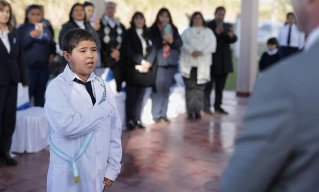 Mateo Sánchez, el único alumno de la Escuela Nº345 de Estancia Ingas, juró lealtad a la bandera.
