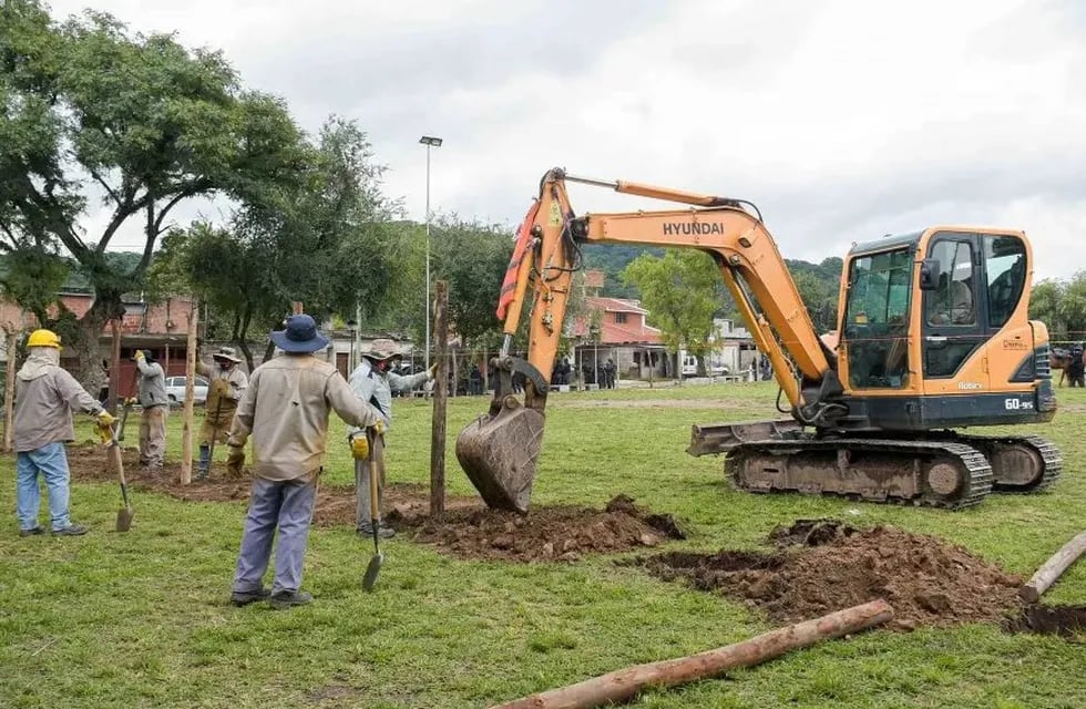 Operarios y máquinas trabajando, atrás la policía custodiando. Así comenzaron las primeras labores en el predio del barrio Campo Verde, antes de los disturbios del miércoles.