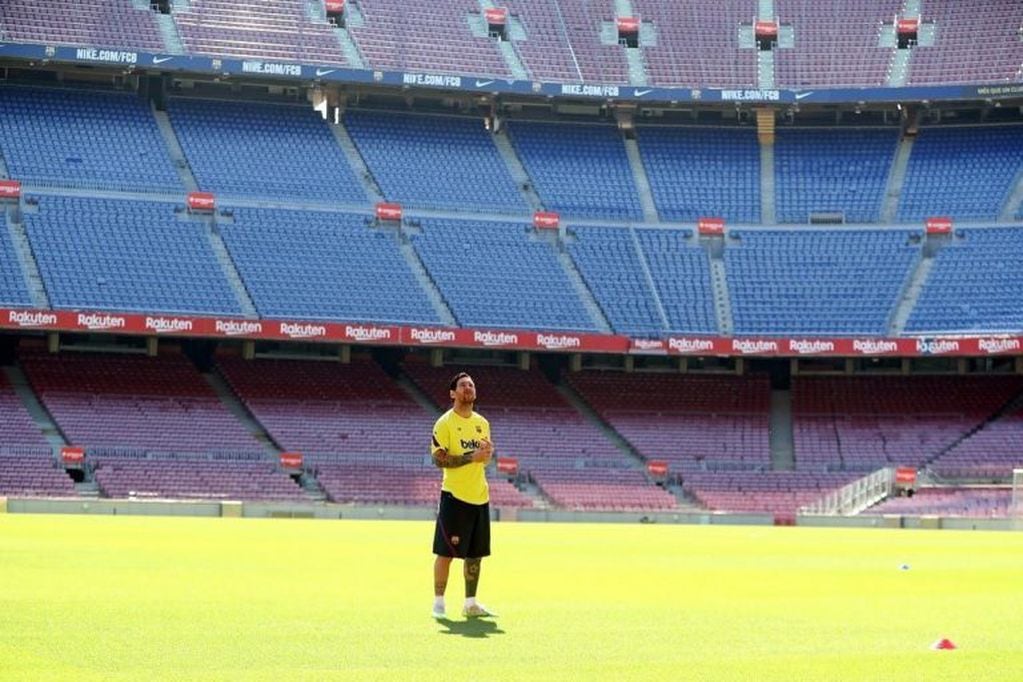 Messi volvió a pisar el césped en el entrenamiento del Barcelona en el Camp Nou: "Cómo lo extrañaba"