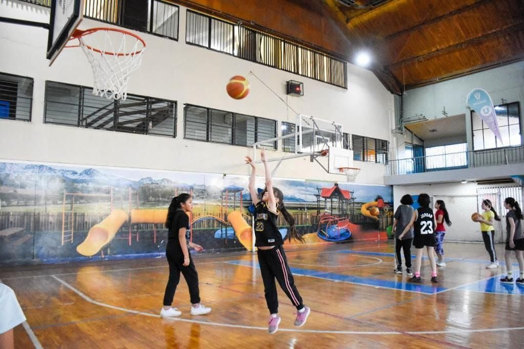 Alrededor de 120 alumnos participaron de las actividades deportivas como gimnasia, futsal femenino y básquet.