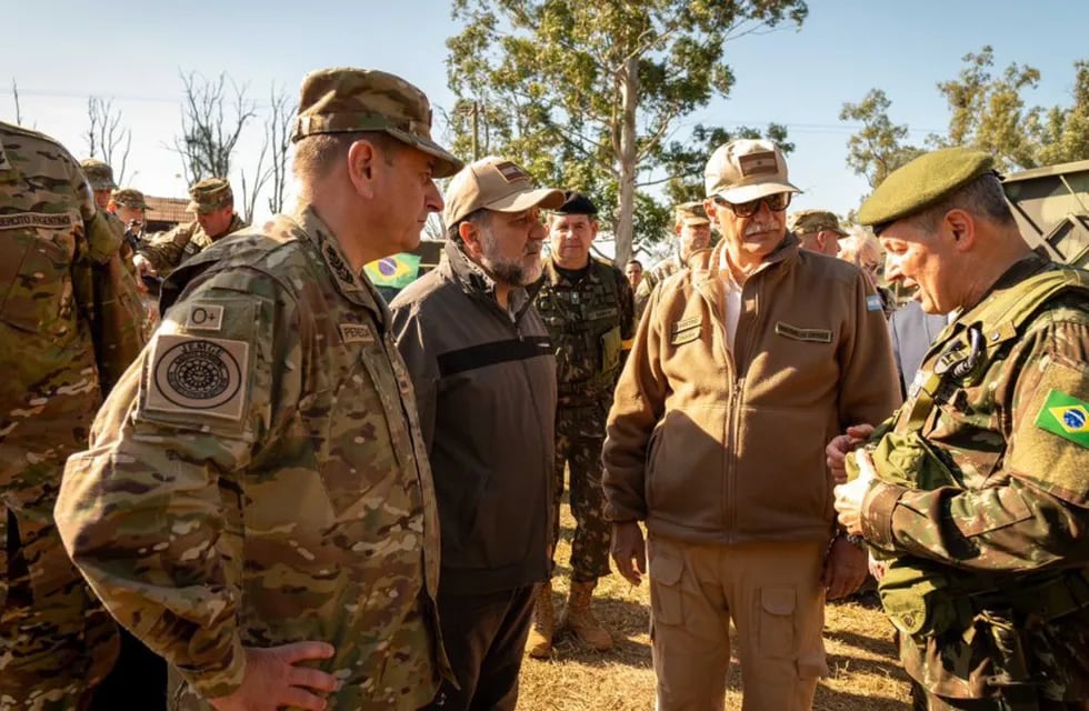 Pereda, junto a Taiana y el comandante del Ejército de Brasil, en el ejercicio Arandú.