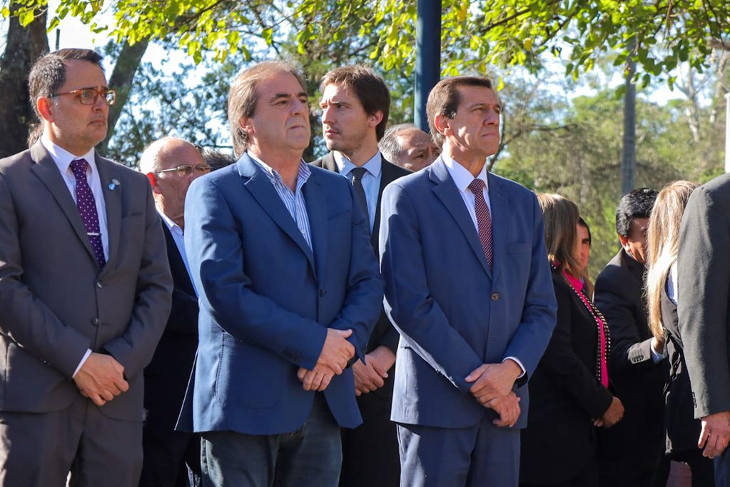 El concejal Lisandro Aguiar, el diputado provincial Alberto Bernis y el ministro Carlos Sadir, en la ceremonia cumplida en la plazoleta que lleva el nombre del fundador de la ciudad, Francisco de Argañarás y Murguía.