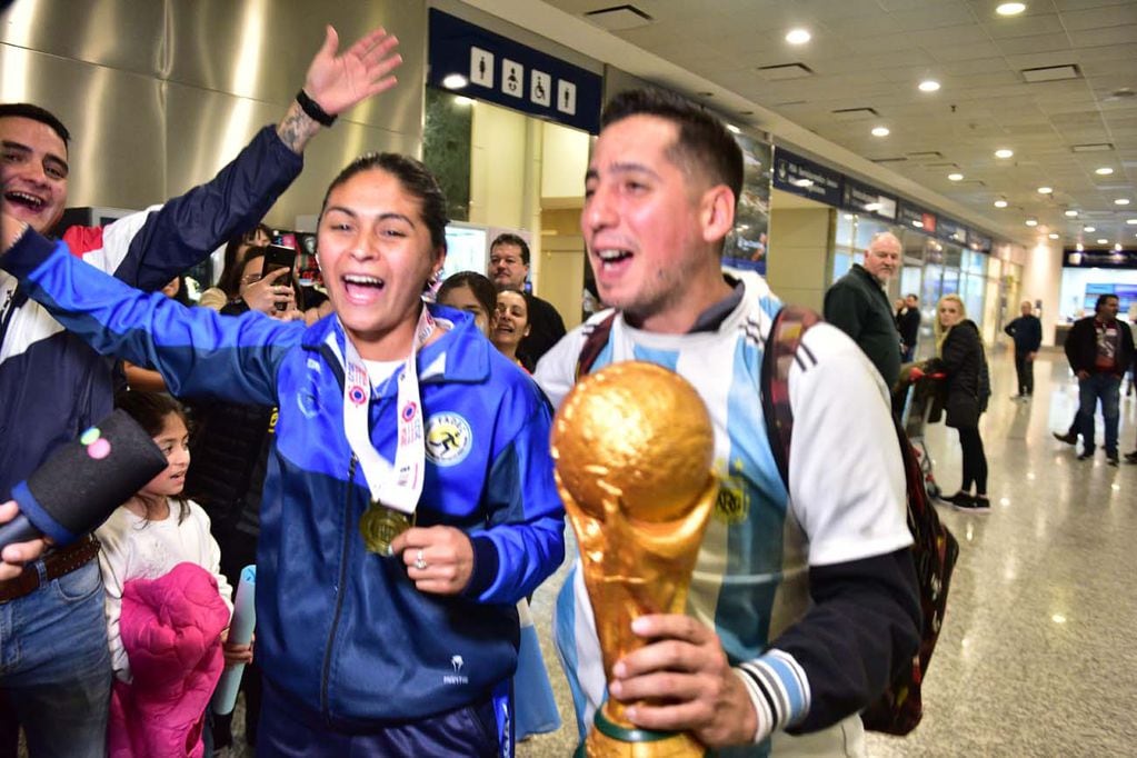 Llegan a Córdoba las Murciélagas campeonas del mundo en Inglaterra (José Hernandez / La Voz)