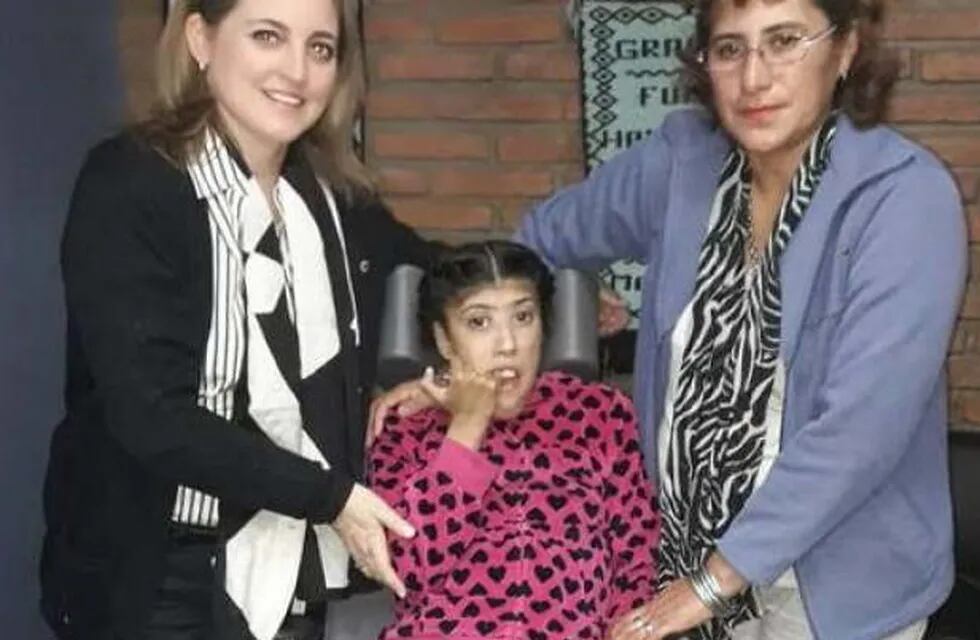 La Fundación Hamburgo entregó las donaciones a una joven con encefalopatía