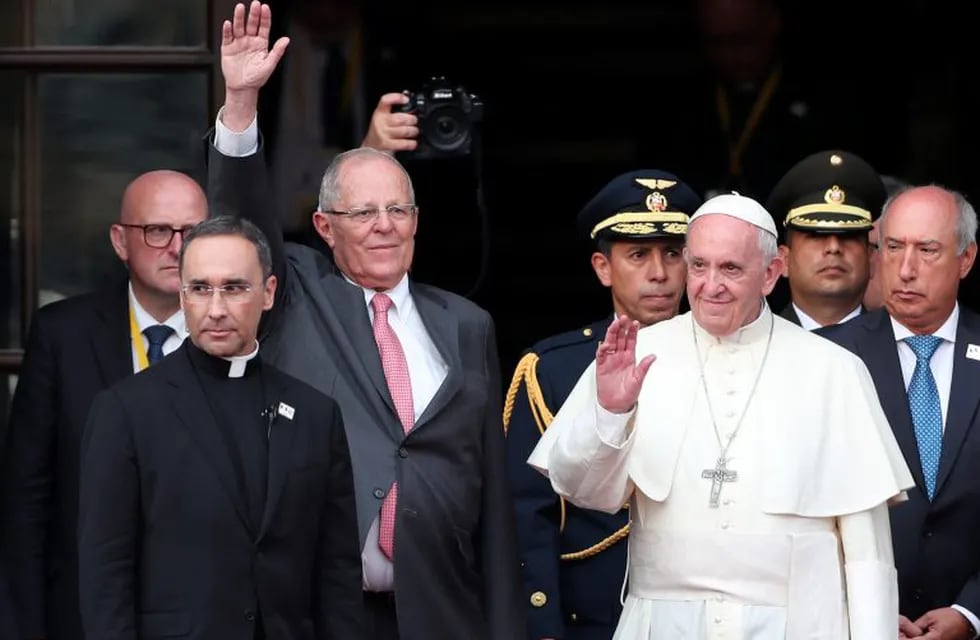 LIM34. LIMA (PERÚ), 19/01/2017.- El papa Francisco (c-d) llega al Palacio de Gobierno para la visita oficial en la que se reunirá con el presidente peruano, Pedro Pablo Kuczynski (c-i), hoy viernes, 19 de enero de 2018, en Lima (Perú). EFE/Ernesto Arias