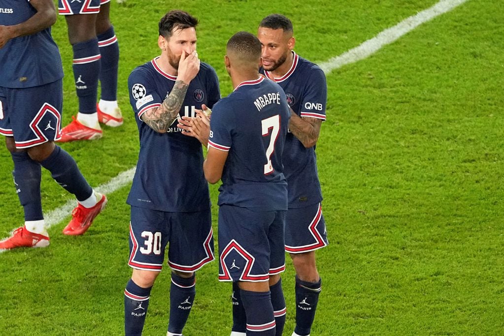 Kylian Mbappé, junto a Lionel Messi y Neymar, la extraordinaria delantera del Paris Saint Germain que busca alcanzar la final de la Champions. (AP)