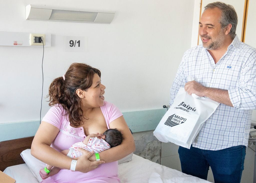Stevanato visitó a la primera bebé maipucina nacida este 2024.