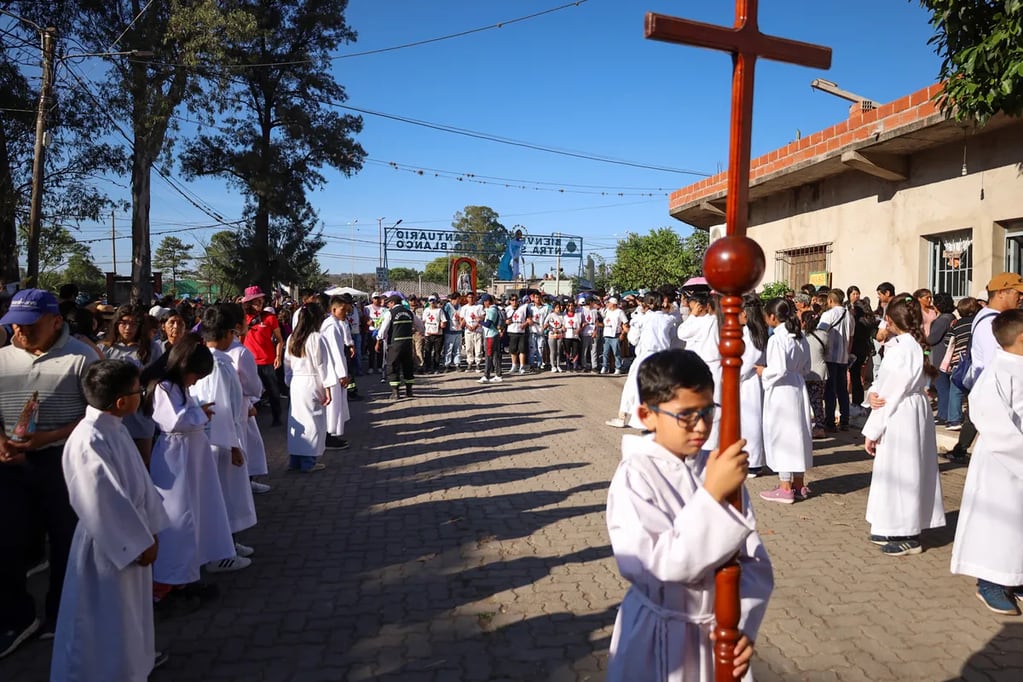 Un momento de gran emoción se vive en Río Blanco a la llegada de la sagrada imagen de la Virgen del Rosario, en procesión desde San Salvador de Jujuy.