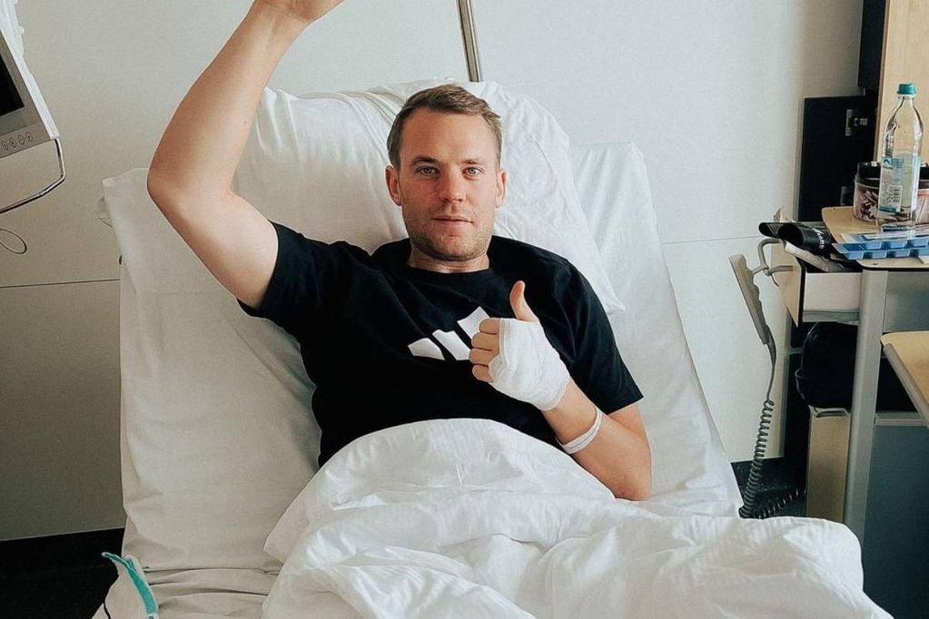Manuel Neuer debió ser operado por un accidente mientras esquiaba (Instagram)
